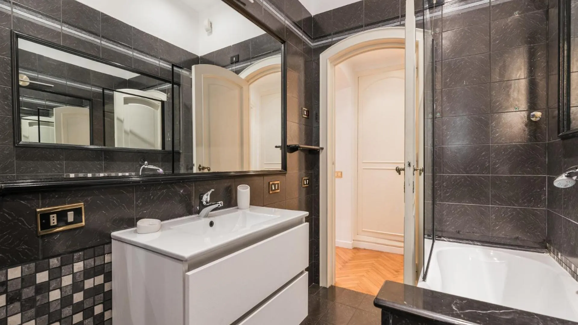 The Best Rent - Splendid Three-Bedroom Apartment Near The Trevi Fountain Rome Italy