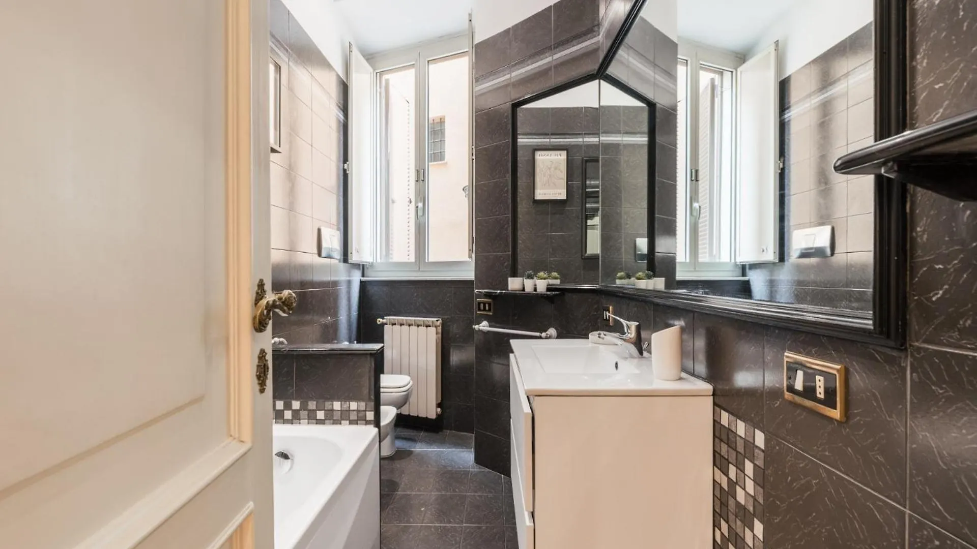 The Best Rent - Splendid Three-Bedroom Apartment Near The Trevi Fountain Rome